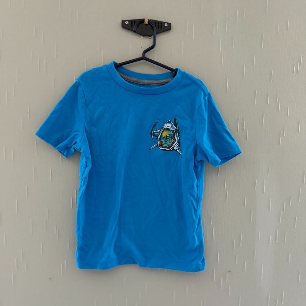 Boy's Old Navy Shark Graphic T.  Size S (6-7).
